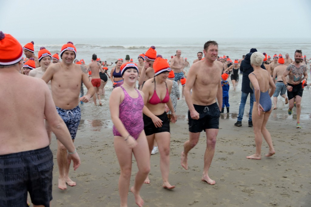 ../Images/Nieuwjaarsduik Noordwijk 2020 086.jpg